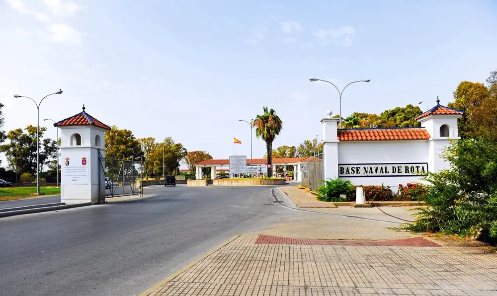 Entrada a la Base Naval de Rota, centro de trabajo para los suboficiales en una base militar española.