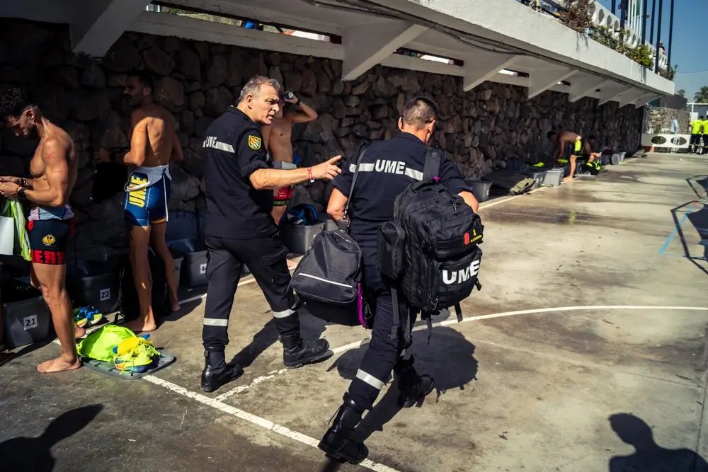 Aspirantes militares junto a personal de la UME organizando material para las pruebas físicas de selección.