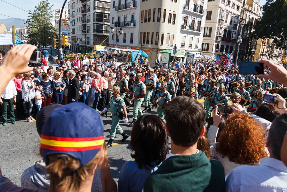 Multitud observa un desfile militar, meta para estudiantes preparando su oposición y examen de acceso al Ejército.