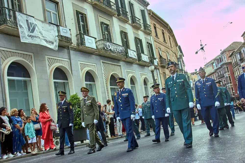 Militaires et policiers défilant en uniforme, illustrant les grades de la tabla sueldos militares.