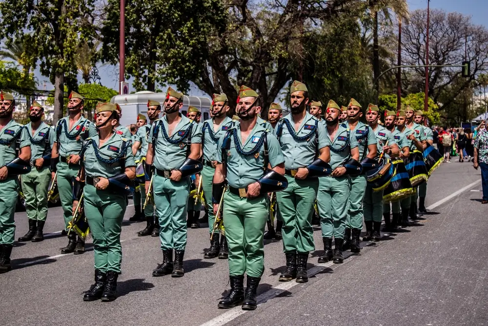 Legionarios españoles desfilando en formación, ejemplo de entrenamiento para un reservista militar voluntario.