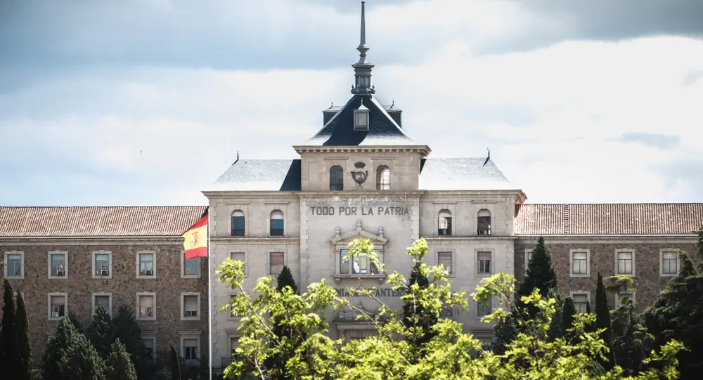 Fachada de la Academia General Militar de Zaragoza con la bandera de España y el lema Todo por la Patria.