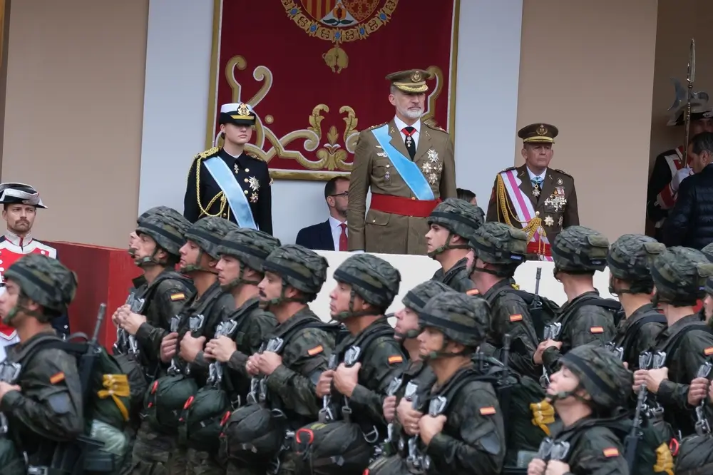 Rey Felipe VI y generales con el uniforme de gala militar presidiendo un desfile de las Fuerzas Armadas.