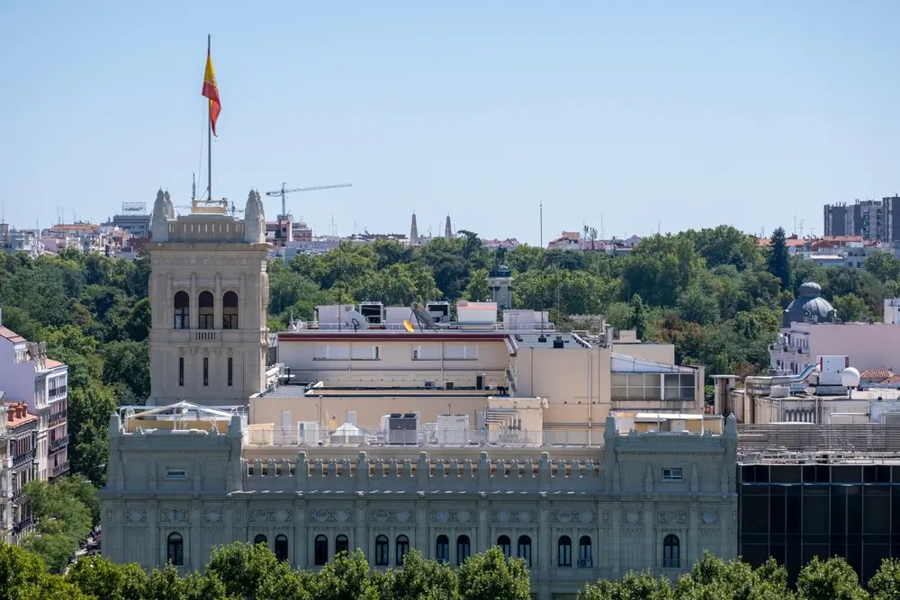 Sede del Ministerio de Defensa con la bandera de España ondeando en su torre central.