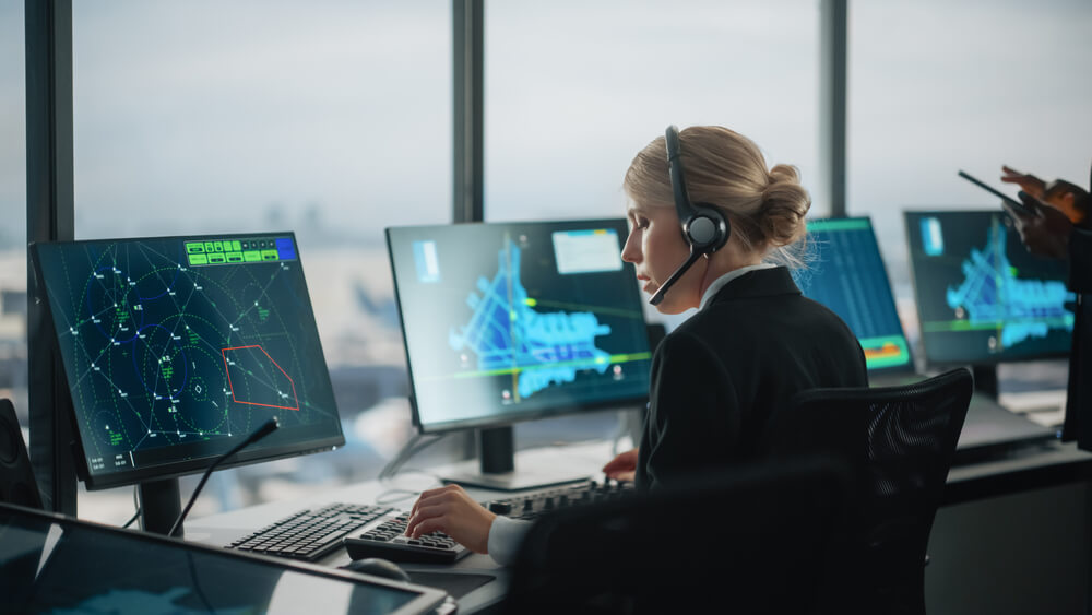 Piloto de aviación civil comunicándose con la torre de control usando el alfabeto fonético OTAN
