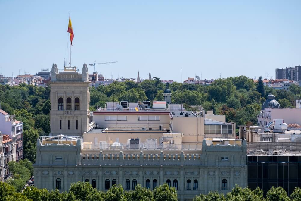 Sede del Ministerio de Defensa con la bandera de España ondeando en su torre central.