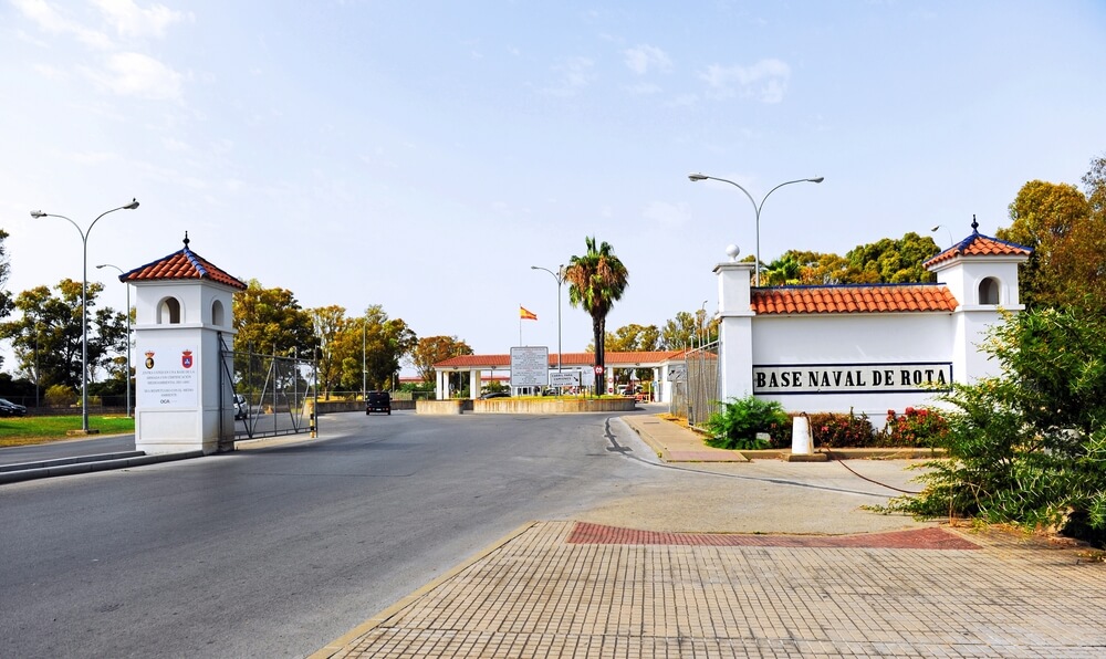 Entrada a la Base Naval de Rota, centro de trabajo para los suboficiales en una base militar española.