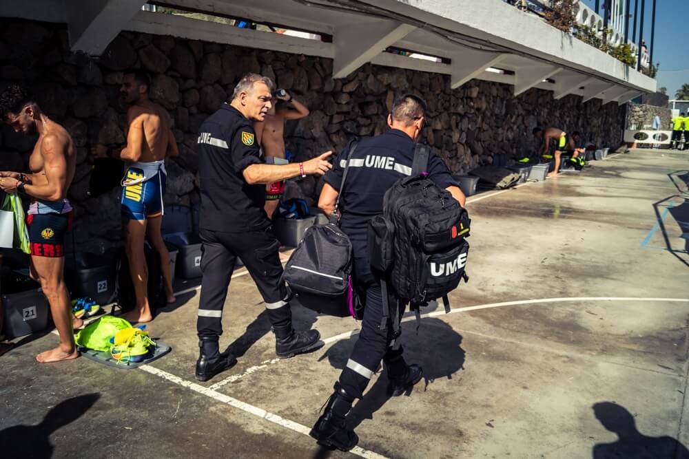 Aspirantes militares junto a personal de la UME organizando material para las pruebas físicas de selección.