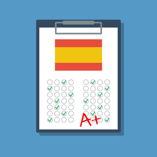 Examen con respuestas marcadas, bandera de España y nota de A+, reflejando los resultados de oposiciones militares.