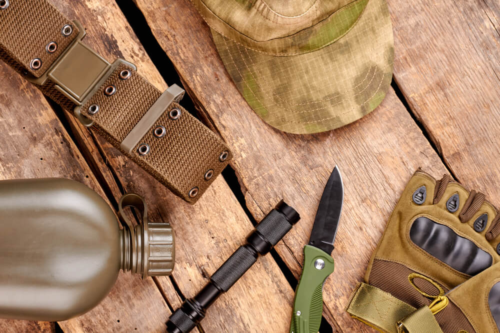 Equipamiento militar reglamentario de tropa y marinería: mochila, fusil y material de campaña