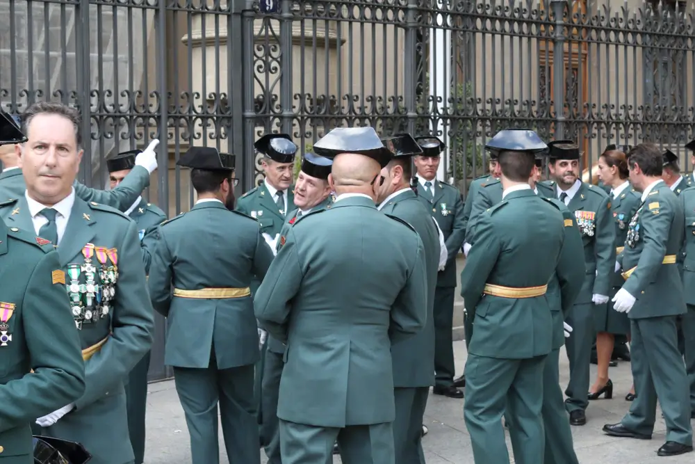 Militares españoles en formación con uniformes de gala mostrando divisas y rangos militares