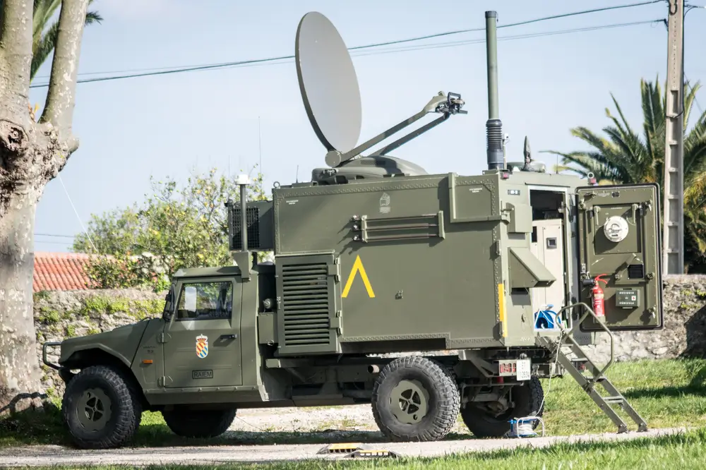 Base militar española con antenas de comunicaciones y banderas de países aliados de la OTAN