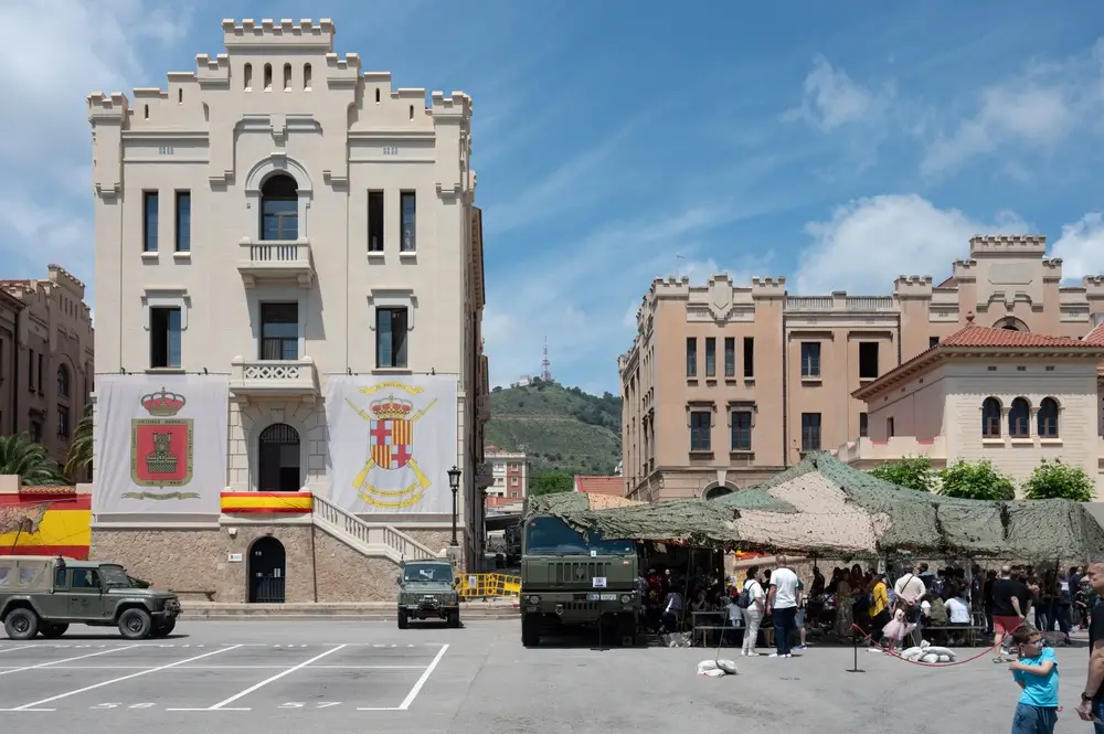 Base militar con instalaciones y cuarteles del Ejército, donde los militares acceden a vivienda y servicios