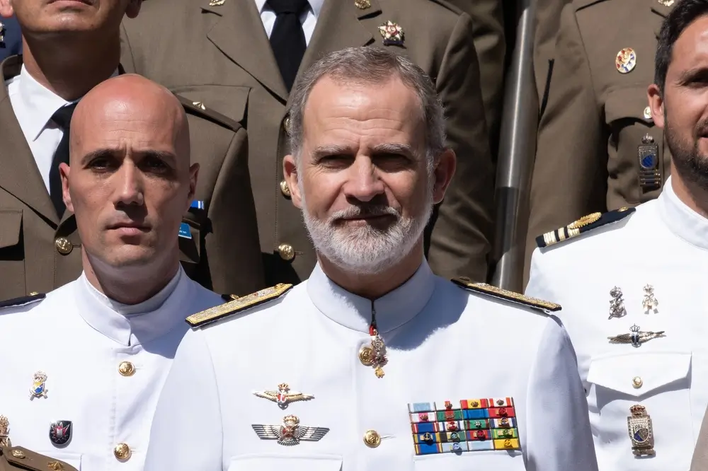 General de alto rango del Ejército español con uniforme de gala y entorchados en acto institucional