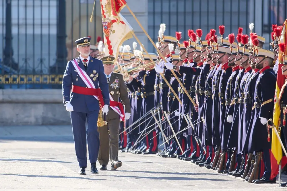 Ceremonia de ascenso de rango militar con entrega de nuevas divisas a un oficial del Ejército español