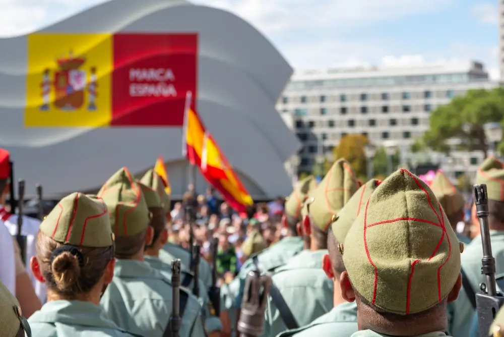 Militar del Ejército español en uniforme de gala durante un acto oficial, representando el sueldo militar en España