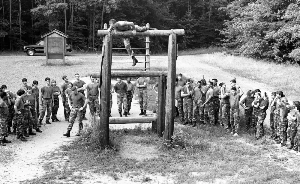 Aspirantes superando obstáculos en una pista de entrenamiento exterior durante las pruebas físicas militares de acceso.