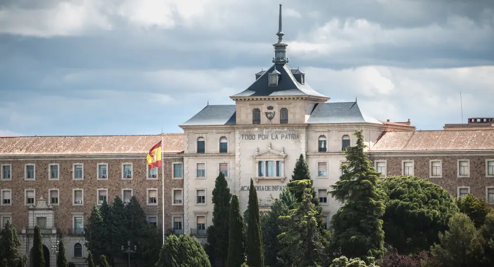 Academia militar aérea con edificios institucionales y pista de instrucción al aire libre