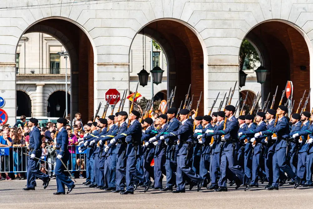 Soldados de Tropa y Marinería en formación con uniforme militar durante un desfile oficial de las Fuerzas Armadas.