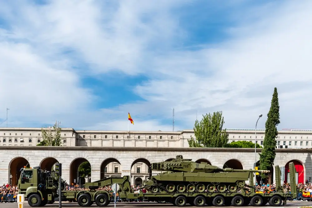 Tanque del ejército español transportado frente a un edificio público en el marco del incremento retributivo militar.