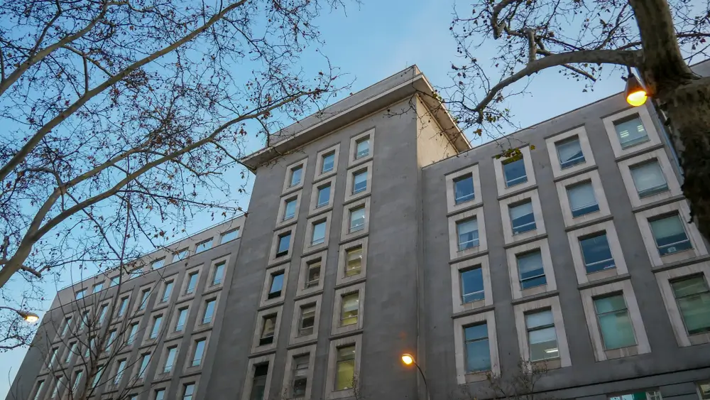 Edificio institucional del Ministerio de Defensa en Madrid, sede del organismo autónomo ISFAS