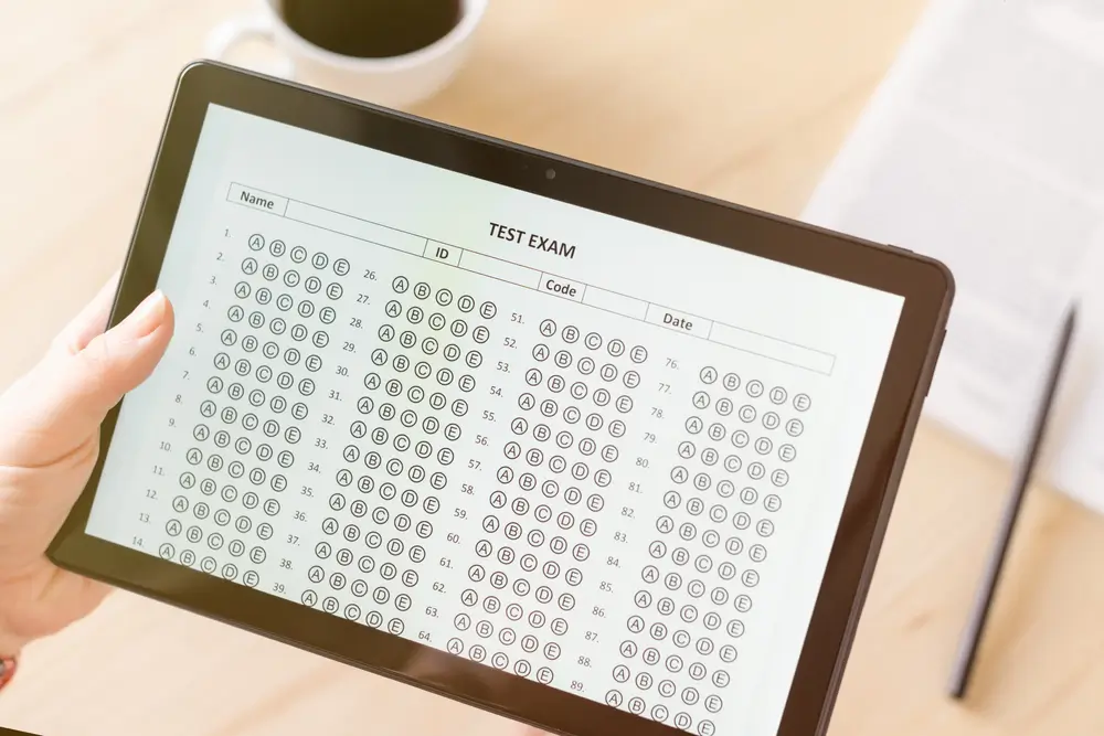 Pantalla de tablet con un examen tipo test de respuesta múltiple para una prueba de selección cronometrada.