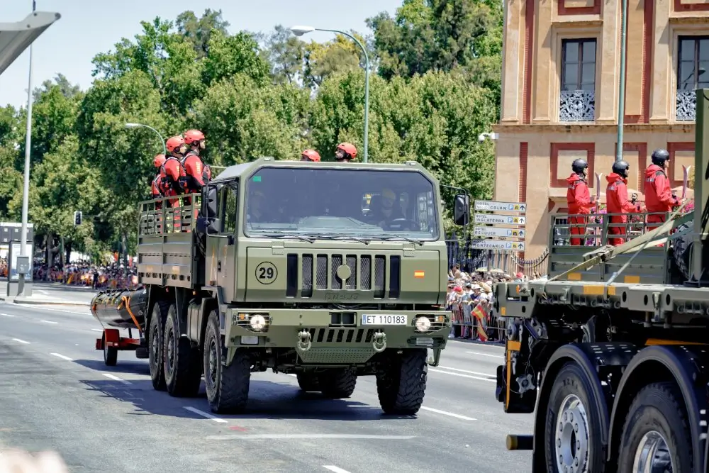 Soldados de la UME con uniforme operativo en un camión de emergencias durante una intervención militar profesional.