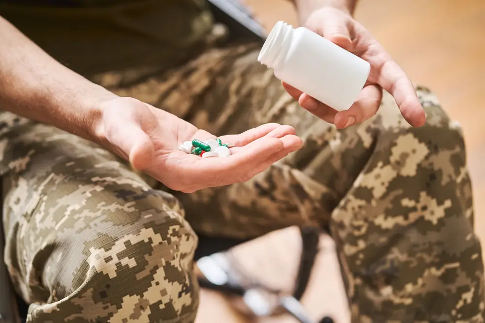 Persona recogiendo medicación en farmacia con receta concertada del seguro médico militar ISFAS
