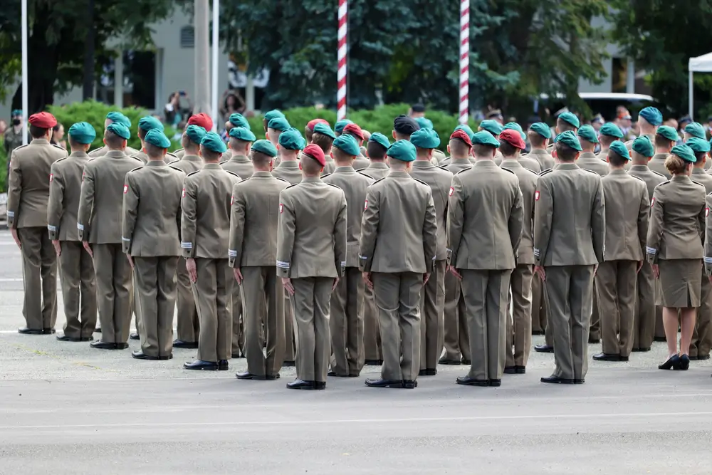 Soldados con uniforme de gala en formación durante un acto de promoción militar interna en el ejército.