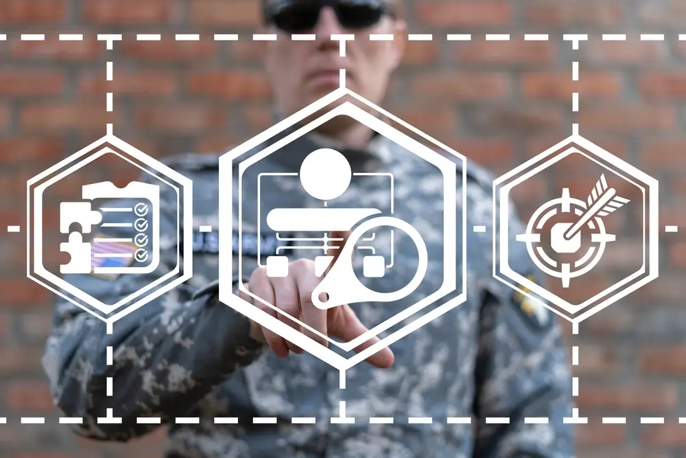 Militar interactuando con una interfaz digital de organización, planificación y estrategia de defensa.