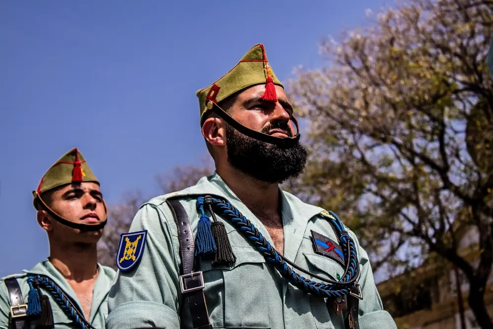 Soldados de la Legión con uniforme y divisas de rango en una formación militar del Ejército de Tierra.
