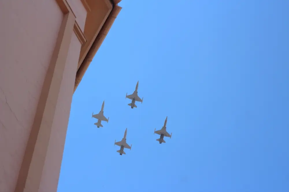 Soldados y suboficiales del Ejército del Aire en formación con uniformes reglamentarios en una base aérea
