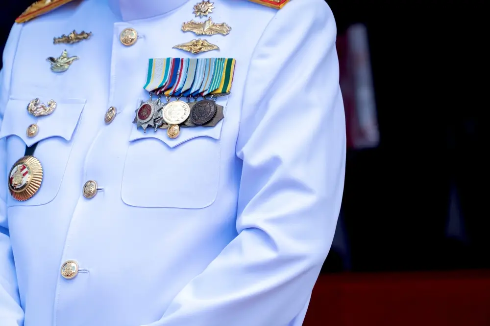 Uniforme militar con medallas e insignias de gala que representan los rangos y la escala salarial en las fuerzas armadas.