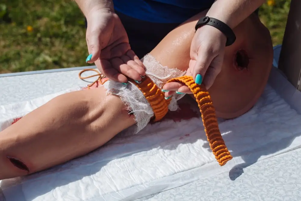 Uso de equipo médico militar en un simulador de heridas durante prácticas de medicina de campaña de sanidad militar.