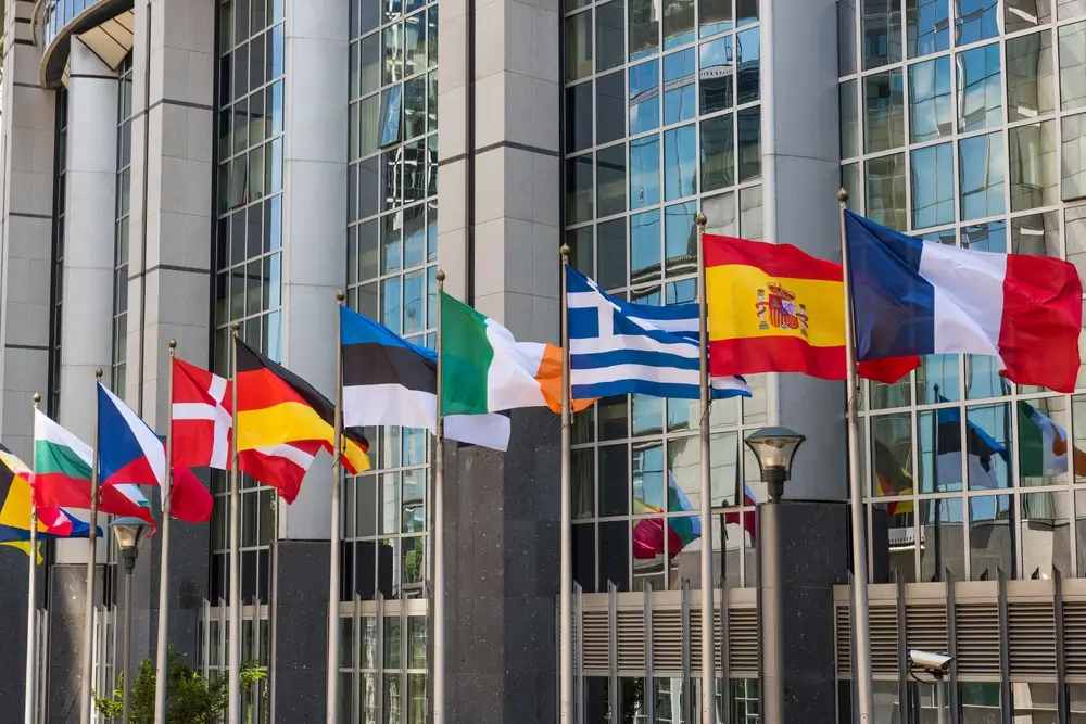 Banderas de países europeos representando cooperación internacional entre academias militares