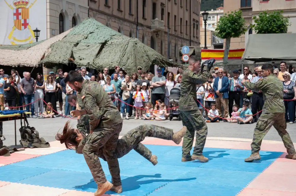 Soldados realizando entrenamiento físico y combate cuerpo a cuerpo durante un proceso de selección militar.