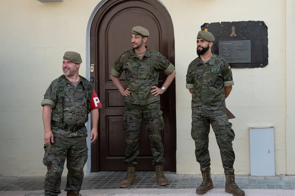 Militares en una base ante instalaciones destinadas a servicios de bienestar y gestión de prestaciones sociales.