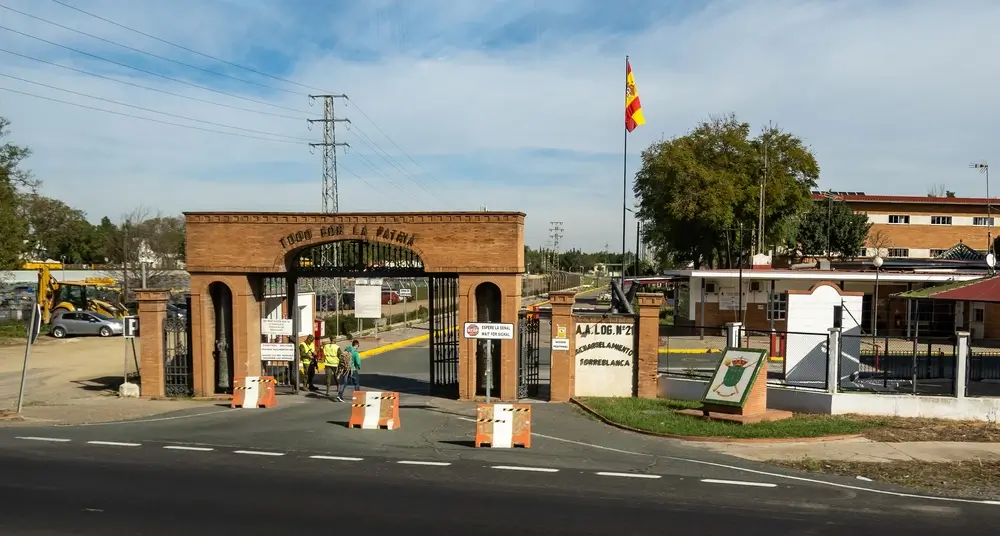 Entrada al cuartel militar de Torreblanca con bandera de España e instalaciones exteriores del ejército español.