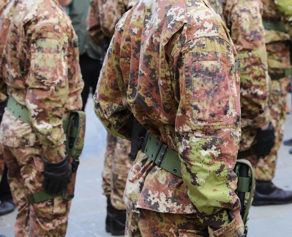 Soldados con uniformes de camuflaje en formación en un centro militar para las nuevas plazas de tropa y marinería.