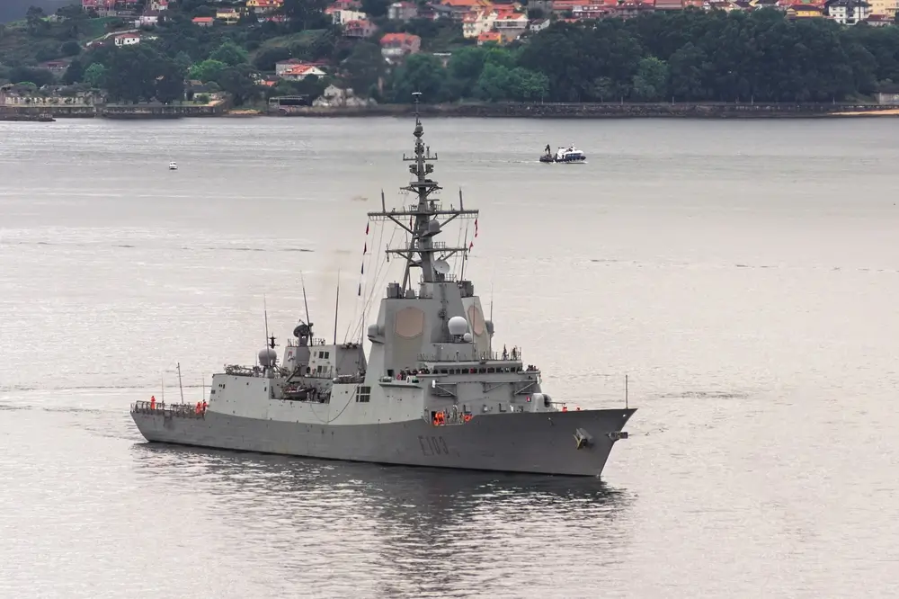 Fragata de la Armada española navegando en el mar durante operaciones navales