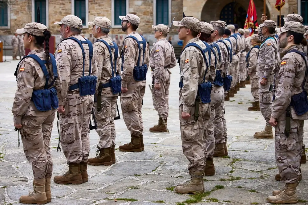 Oficial del Ejército del Aire en uniforme con divisas y rangos militares visibles en una base aérea española