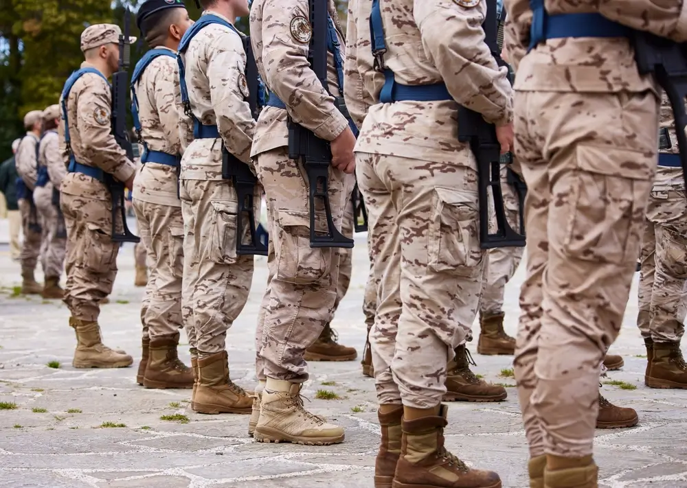 Militares españoles en uniforme formados en un acto oficial, representando el colectivo protegido del ISFAS