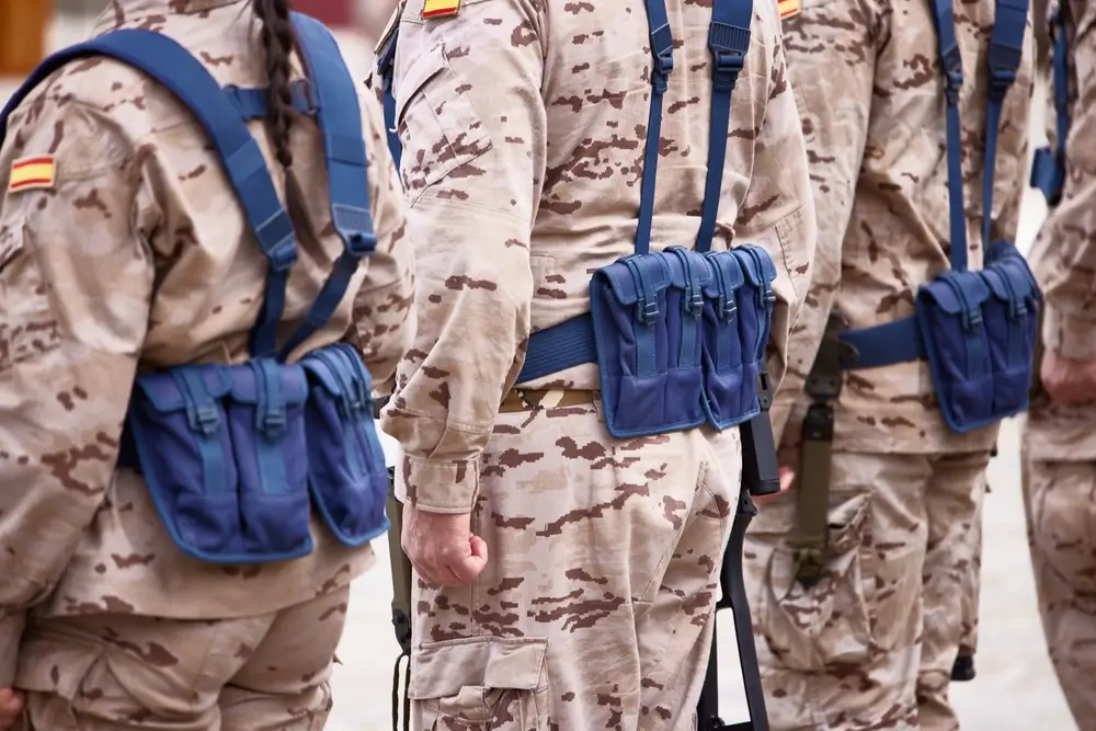 Oficial del Ejército del Aire en uniforme de gala con insignias y divisas durante acto ceremonial