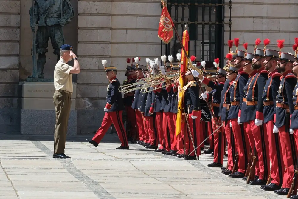 Ceremonia de ascenso militar con oficiales del Ejército de Tierra en formación de gala durante la entrega de galones.