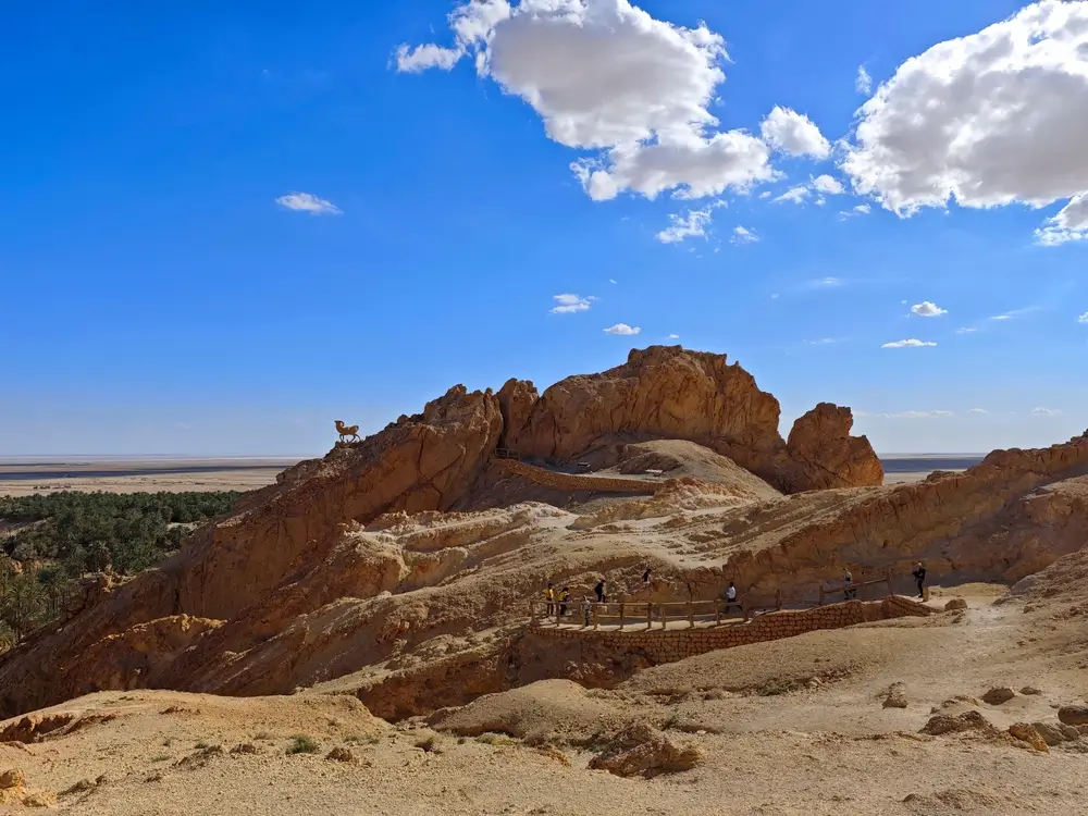 Paisaje árido de montañas rocosas en el norte de África, escenario histórico de las campañas de la Legión Española.