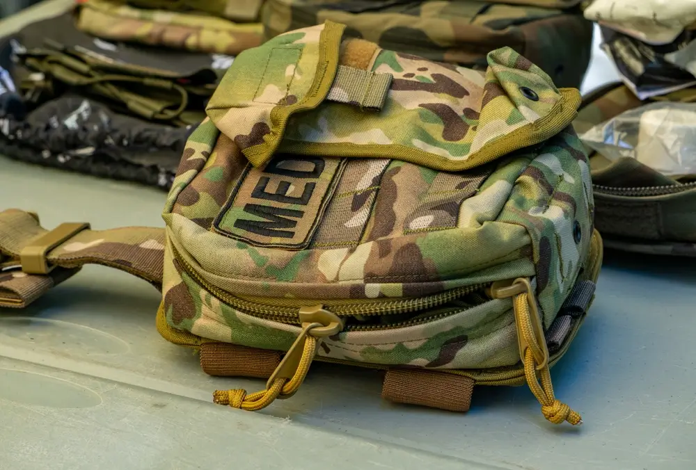 Maletín sanitario militar con parche MED y camuflaje, equipo de emergencia esencial para la medicina de campaña.