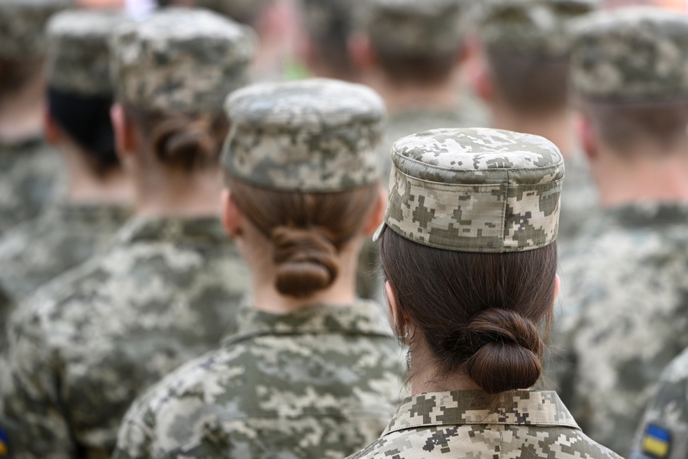 Jóvenes aspirantes en fila esperando su turno en un proceso de selección militar