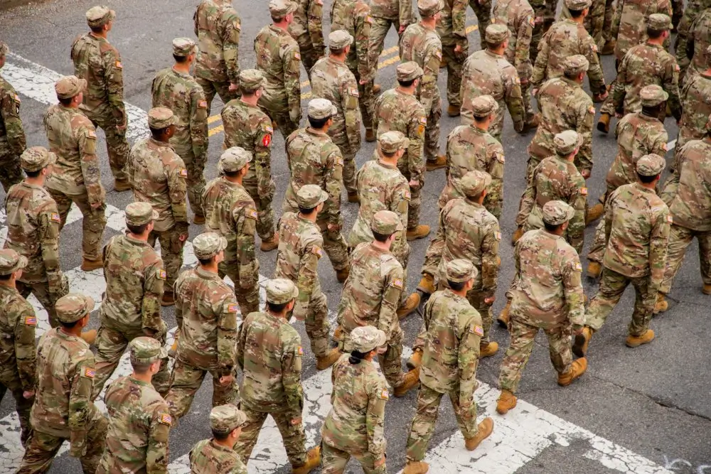 Soldados de tropa y marinería marchando en formación, personal cuyas retribuciones y tabla salarial se detallan para 2026.