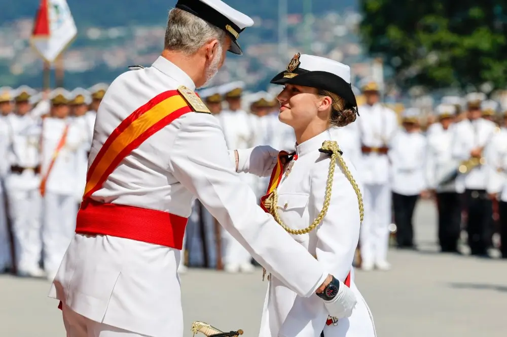 Ceremonia de ascenso con insignias y galones en uniformes blancos, representando la jerarquía y empleos del ejército.