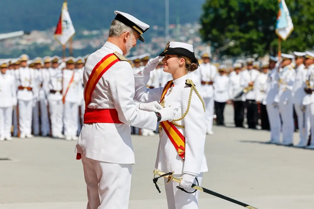 Militares de tropa y marinería en uniforme recibiendo reconocimiento en acto oficial